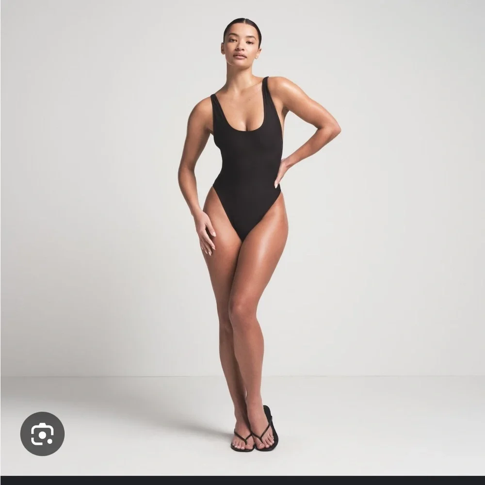 SKIMS SIGNATURE SWIM SCOOP NECK ONE PIECE